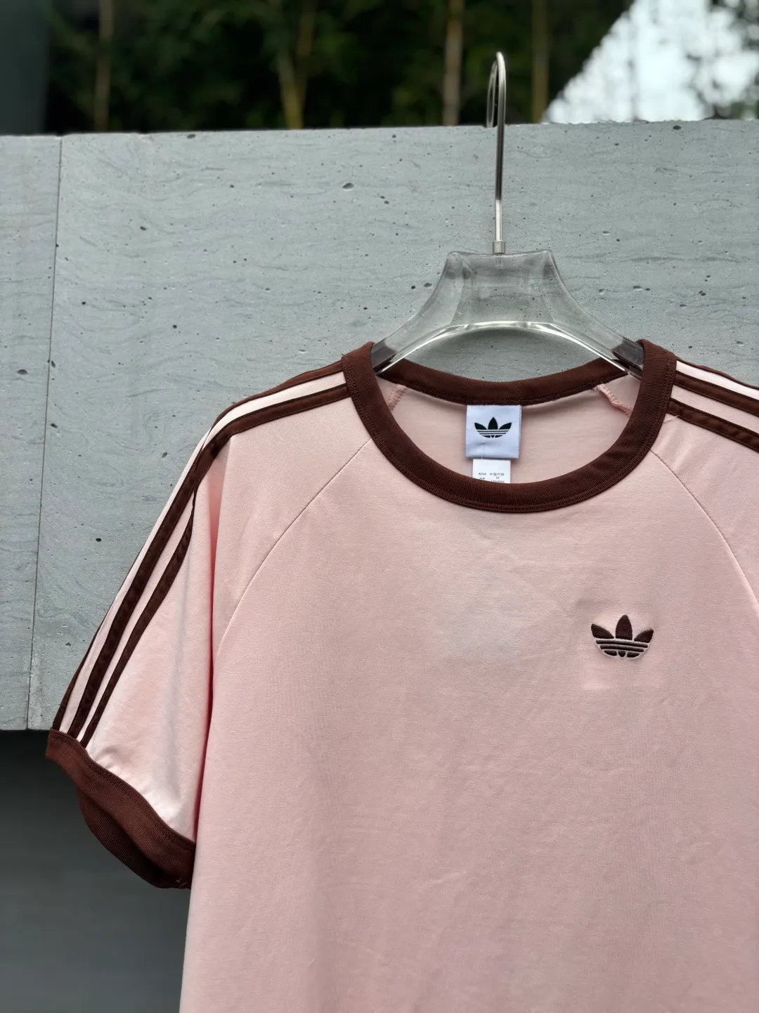 𝟬𝟱𝟭𝟰𝟴# Exclusive real shot/difference between various stolen pictures and online version on the market [𝗔𝗗𝗜𝗗𝗔𝗦 Adidas Clover Classic Embroidered Couple Round Neck Short Sleeve 𝗧 Shirt] ✅Full set of 1:1 customized accessories ➕Customized three-label ➕𝗬𝘂𝗮𝗻 version hang tag ➕𝗹𝗼𝗴𝗼 packaging bag 🔥 ➕Scan the tag to enter the official website. ✅Top Original version, ins Xiaohongshu has many bloggers wearing it. Clover's latest 5-color T is really Korean casual style ➕Classic Versatile❤️ Skin-friendly and Breathable, super comfortable for daily wear. The clover logo on the chest is very recognizable. 3D three-dimensional tailoring. The upper body is crisp and stylish. The fit is loose. It covers the flesh and makes you slim. It perfectly modifies the figure. The full set of accessories is customized in a one-to-one mold, striving for excellence. Good Quality is never just talk! Color: Pink. Size: S M L XL XXL